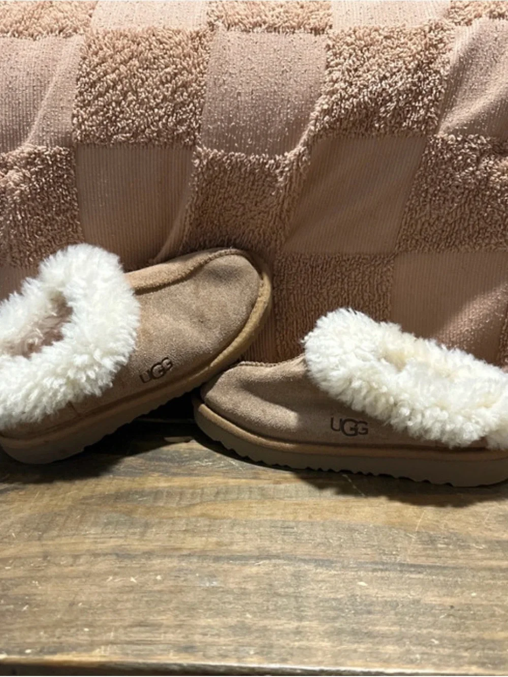 UGG collar warmth grippy